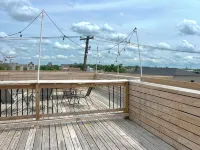 Downtown studio apartment with ROOFTOP DECK - 2-Star