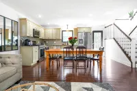 Family sized cozy Atlanta retreat with firepit 5 bedrooms 2 bathrooms