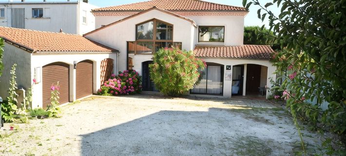 Villa with Heated Swimming Pool and Magnificent Sea View 魯瓦揚酒店