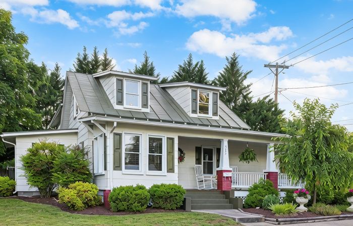 In town spacious home hot tub WIFI minutes from area attractions