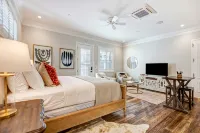 Sonoma Bungalow Studio Suite 6 is located just steps from Historic Sonoma Plaza