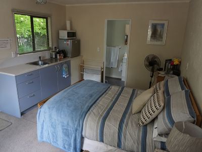 Stand alone cottage in tranquil garden, with balcony, pergola, SkyTV, free Wifi