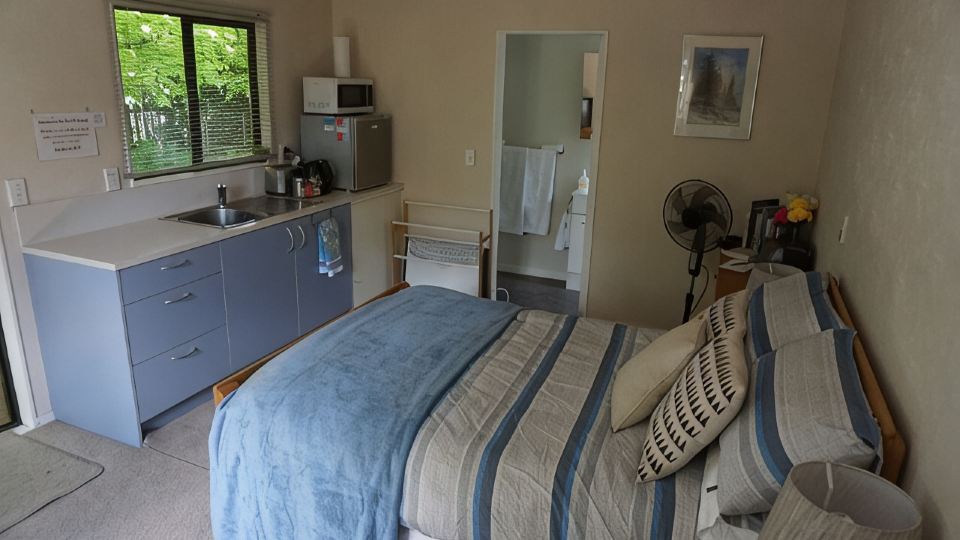 Stand alone cottage in tranquil garden, with balcony, pergola, SkyTV, free Wifi
