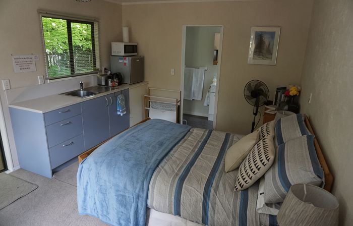 Stand alone cottage in tranquil garden, with balcony, pergola, SkyTV, free Wifi