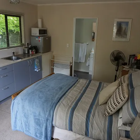 Stand alone cottage in tranquil garden, with balcony, pergola, SkyTV, free Wifi