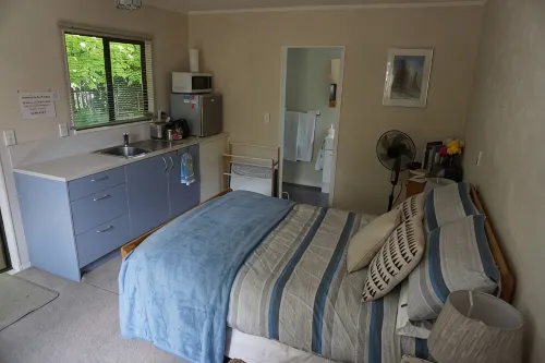 Stand alone cottage in tranquil garden, with balcony, pergola, SkyTV, free Wifi