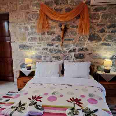 Lovingly furnished, family-friendly, secluded, natural stone bungalow Rooms