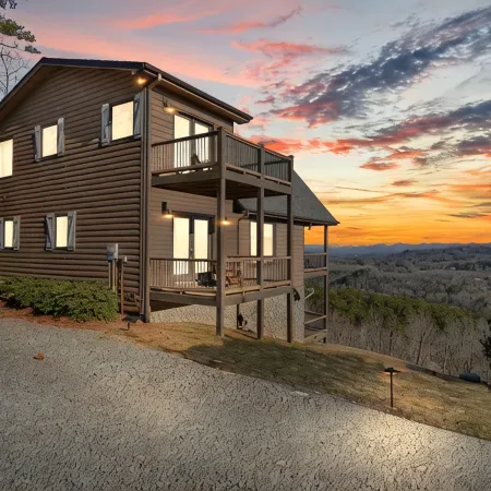 Panoramic Mountain views! mins to town w/ Hot tub, Fire place & Game Room