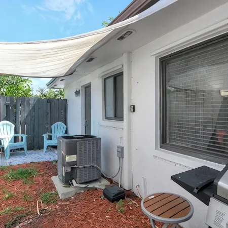 SPACIOUS 2bd, washer/dryer, private patio, grill