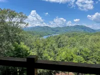 Lake cabin w/Mountain view, game room, & lake access, Sleeps 8, 3 King Bedrooms - Boutique