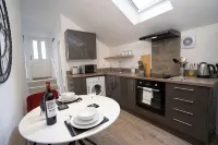 The Den - King BED 5 min Walk to City Centre - Condos