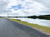 Lakeside House Tuncurry with deck overlooking the lake فنادق في تونكوري