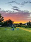 Cozy cottage w/sunset views + quick walk to a private beach (dog friendly - 4-Star