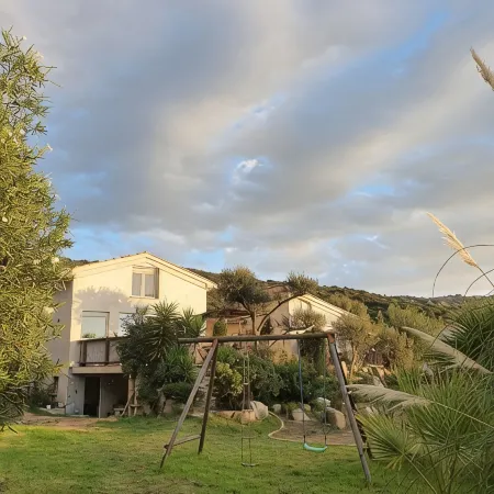 50 m² Basement Apartment (Ceiling Height 1.80 m) Hotels in Figari