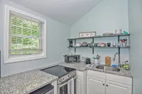 Cozy Truro Cottage pet friendly and close to the beach! - WiFi