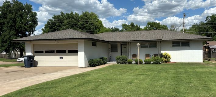 Nice 3 Bedroom, 1.5 bathroom Chickasaw House Hotels in Enid