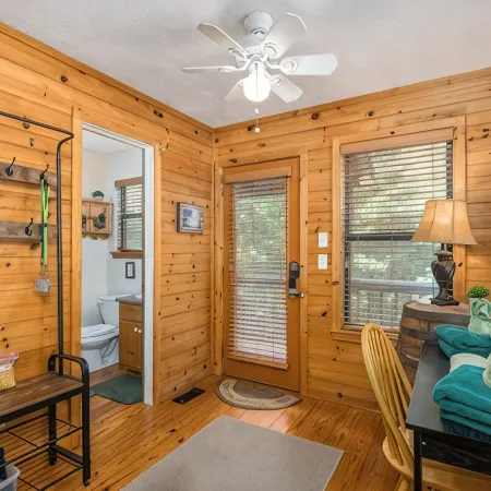 Secluded Cabin, Creek, Dogs ok, Theater&Escape Room, Hottub, Fireplace Fire Pit.