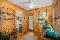 Secluded Cabin, Creek, Dogs ok, Theater&Escape Room, Hottub, Fireplace Fire Pit. - 샬레 호텔