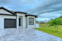 Spacious Waterfront 6 Bd Duplex in Lovely Rotonda West Near Oceans . - Beach