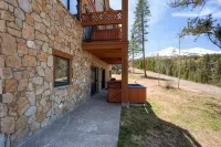Super Ski Pad - True Ski-in/Ski-Out Retreat. Private Hot Tub. Walk to Adventure - อ่างจากุชชี่