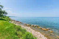 Lakefront Midcentury Cottage