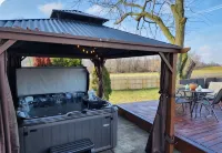 Couples Getaway - Guesthouse/ In-Law Suite with Jacuzzi/Sauna/Pool - 3-Star