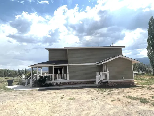 Bucolic views, spacious great room, short walk to center of town!