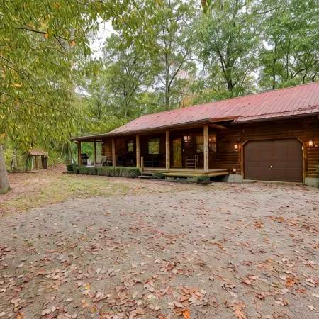 Cozy Casa Carezza Log Cabin, Logan, Ohio, Pet Friendly, Sleeps 6
