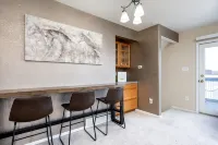 Unique Triangle Shaped Home with 2 Master Suites on Separate Floors. - 3つ星
