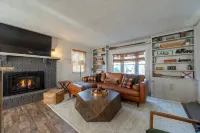 Glens Falls Boutique Stay, near skiing, Lake George, Saratoga, Pool!