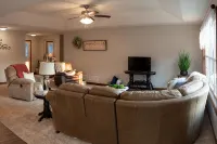 Safe Haven - Newer Home In A Quiet Neighborhood - Homestays