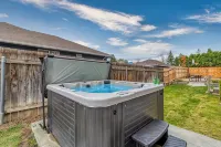 Stunning and spacious retreat w/ Heated pool and hot tub - Hot Tub