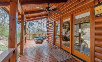 Luxury Log Cabin + Hot Tub + Mins to Downtown Dahlonega