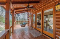 Cozy Mountain Hideaway + Hot Tub + Mins to Downtown Dahlonega
