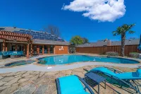One Story House, King Beds, TV in all bedrooms, Desks, Grill and Pool. - Kolam Renang Peribadi