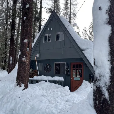 Rustic River Retreat - Pet Friendly - WIFI - 12 minutes to Sugar Bowl Resort