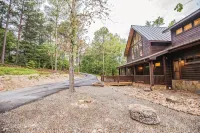 Deer Hollow Lodge: 4 Master Suites, Pool Table, Hot Tub & Fire Pit - Lodges