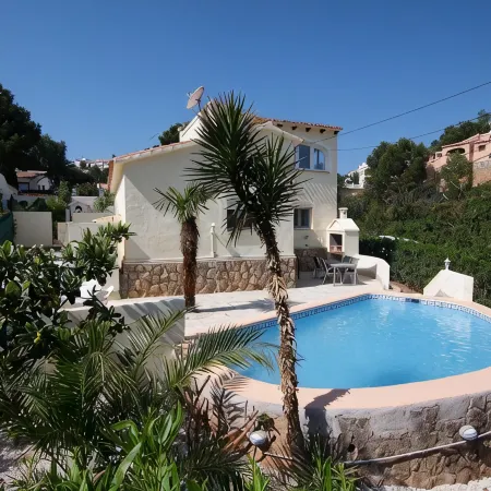 Charming Detached Holiday Home with Private Pool–Close to Beach and Fully Fenced