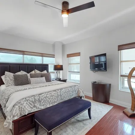 Exceptional Beachfront condo on Crescent Beach