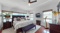 Exceptional Beachfront condo on Crescent Beach - สระว่ายน้ำส่วนตัว