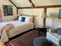 Charming 4-bedroom Colonial in lovely Keene with WiFi, AC Hotels in Keene