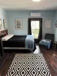 Spacious 5-bedroom pet friendly house with WiFi, AC in charming Oliver Springs - Boutique