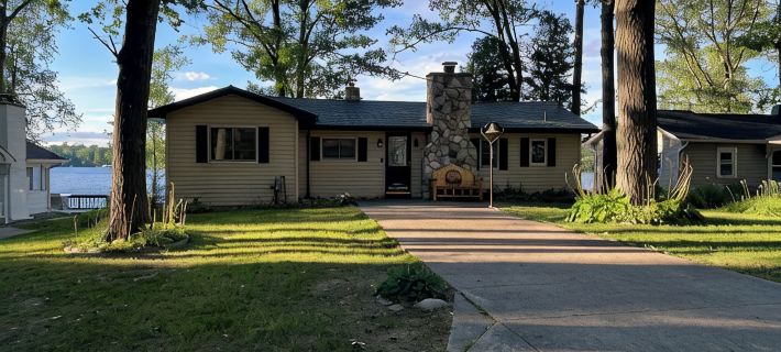 Your rustic lakeside retreat awaits at Goldens on the Lake! Hotels in Iosco County