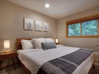 Modern Cabin | New Hot Tub · Sauna · EV Charger Hotels in Glacier
