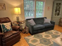 Cozy 1 Bedroom with Fenced in Yard, Porch, Close to the Bay Beach & Bike Trail. Hotels in Brewster