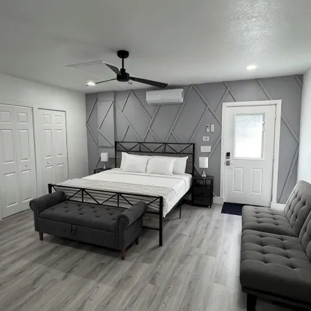Private apt, king bed, laundry inside