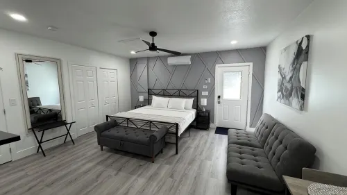 Private apt, king bed, laundry inside