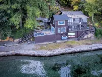 Vashon Modern Waterfront Retreat+Private Beach+BBQ+Firepit Hotels in Vashon