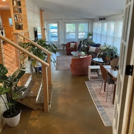 2Br/2BA, Clean, Comfy & Steps from Dining & Sound w/ Tesla Charging Station
