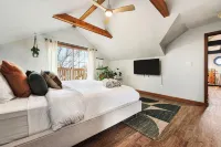 Charming, Modern & Cozy Home - Homestays